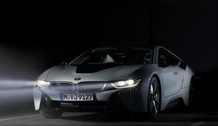 BMW i8: ko laser razpara temo … (video)