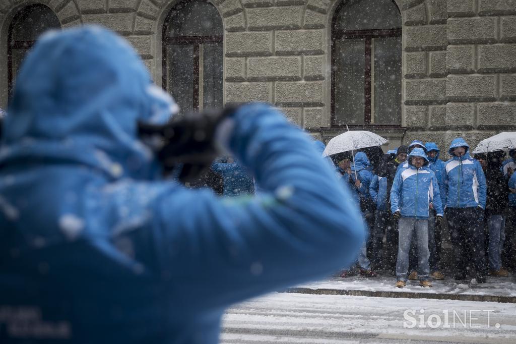 protest policistov pred vlado