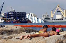 Nesrečna Costa Concordia še vedno nasedla (foto)