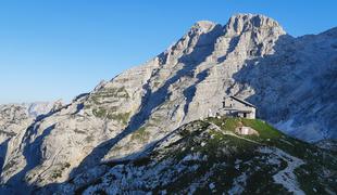 Pogačnikov dom na Kriških podih (2050 m)