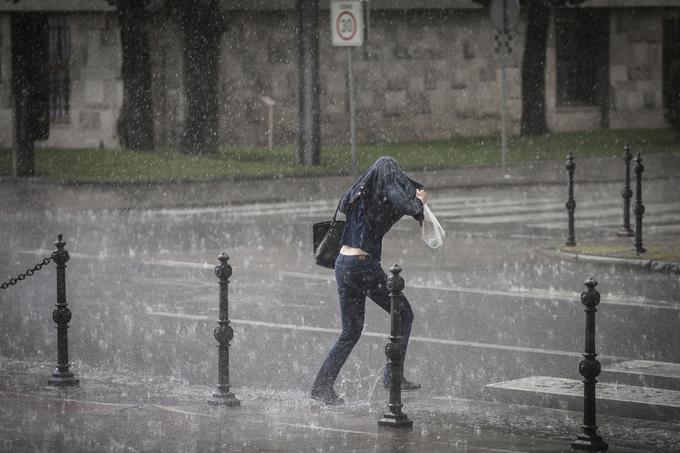 Slabše vreme niža izkupiček v gostinstvu ter otežuje izvajanje del v gradbeništvu. | Foto: Ana Kovač