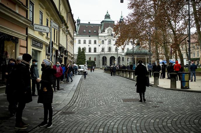 Množično testiranje. Test. Hitri test. Covid-19. Koronavirus. | Slovenija bo predvidoma do konca naslednjega tedna prešla v rdečo fazo, menijo na Institutu "Jožef Stefan". | Foto Ana Kovač