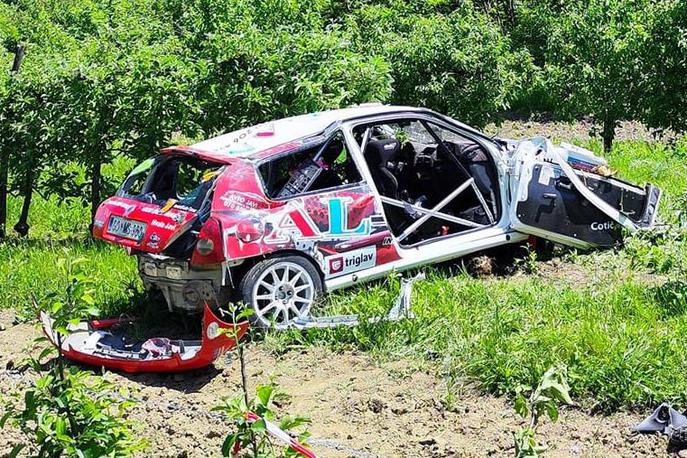 Reli Vipavska dolina | Razbit dirkalnik posadke Kresnik-Cotič na reliju Vipavska dolina. | Foto osebni arhiv