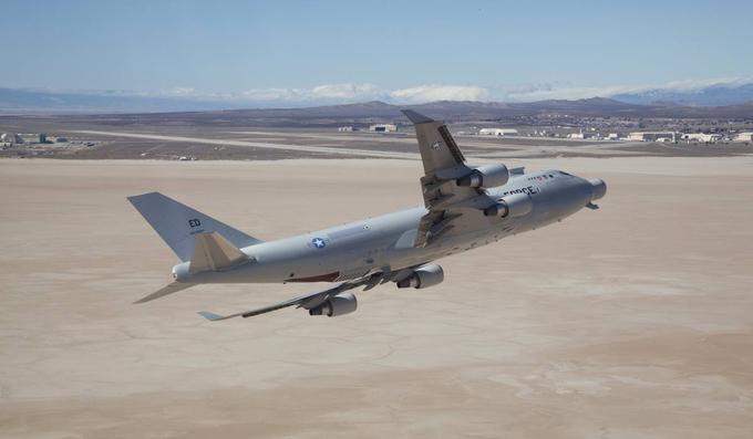 Boeing YAL-1A obrača smer tik pred svojim zadnjim pristankom.  | Foto: Obrambno ministrstvo ZDA