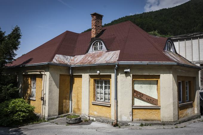 Fasade najstarejših objektov v nekdanjem BPT so obarvane v rumeno.   | Foto: Bojan Puhek