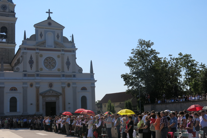 Katoliška cerkev je lani od skupno 1,7 milijona evrov, ki jih je država namenila verskim skupnostim za socialne prispevke verskih uslužbencev, dobila 1,6 milijona evrov. Na fotografiji slovesna maša ob prazniku Marijinega vnebovzetja na Brezjah. | Foto: STA ,