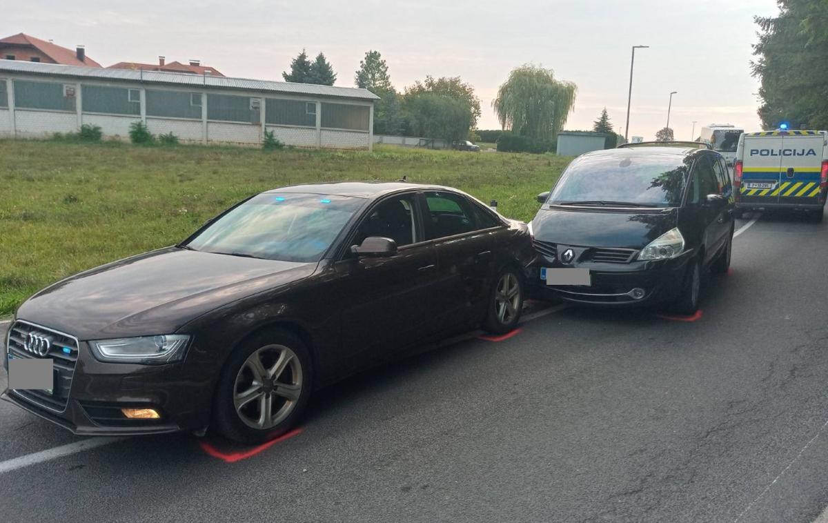 policija avto tujci | V enoprostorcu je bilo osem državljanov Bangladeša in Indije, ki so na nezakonit način prestopili državno mejo. Pobeglega voznika še iščejo. | Foto PU Novo mesto