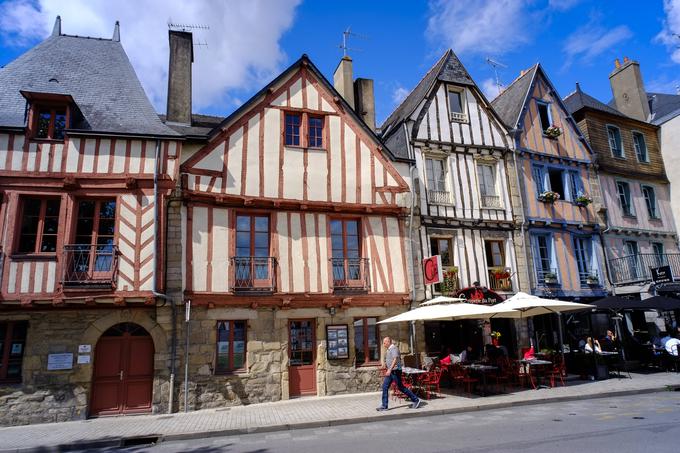 Vannes je glavno mesto departmaja Morbihan, ki je del francoske avtonomne regije Bretanje. Nekdaj se je po latinsko imenoval Darioritum in je bil prestolnica armoriških Venetov. Leta 56 pred našim štetjem je uporniške armoriške Venete, ki so bili keltsko govoreče ljudstvo, premagal rimski vojskovodja Julij Cezar. Veliko armoriških Venetov je bilo pobitih, veliko so jih Rimljani tudi prodali za sužnje. Preostanek armoriških Venetov, ki je preživel propad Rimskega imperija, se je potem stopil s priseljenimi britanskimi Kelti v novo keltsko govoreče ljudstvo – Bretonce. | Foto: Guliverimage/Vladimir Fedorenko