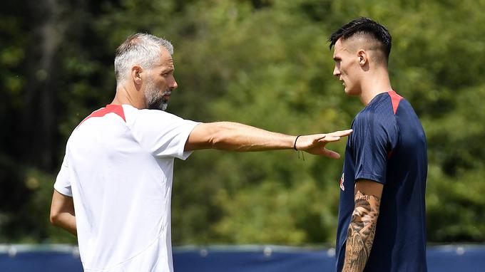 Šeško na treningu pozorno posluša glavnega trenerja. To je Marco Rose. | Foto: Guliverimage