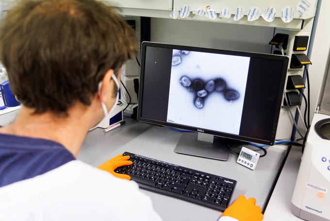 Začetni simptomi bolezni so zvišana telesna temperatura, glavobol, bolečine v mišicah, otekle bezgavke, mrzlica in izčrpanost.  | Foto: Reuters