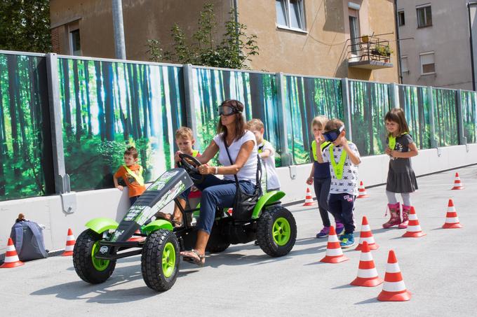 Tudi starši in učitelji naj se udeležijo delavnic za prometno varnost, da bodo osvežili znanje in se preizkusili v vožnji s simulacijskimi očali. | Foto: 