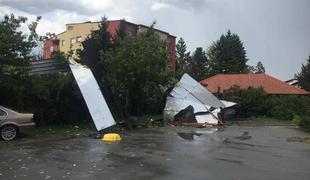 Veter in toča uničevala strehe, strele netile požare