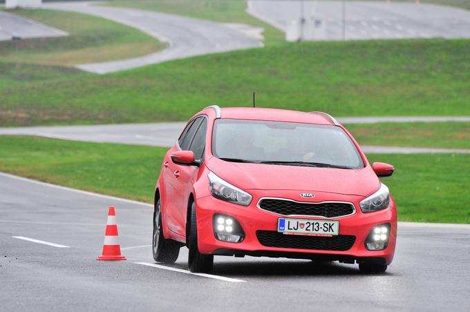 Na področju vozne dinamike hvalimo predvsem odlično blaženje in z njim povezano udobje. Nagibanja karoserije je razmeroma veliko, a bolj kot to moti medla predstava volana. Ta je po komunikativnosti daleč od razrednega povprečja, kar pa bodo opazili le pretežno dinamični vozniki. Kot vsakdanji sopotnik bo ceed (karavan ali kombilimuzina) zadovoljil veliko večino voznikov. | Foto: 