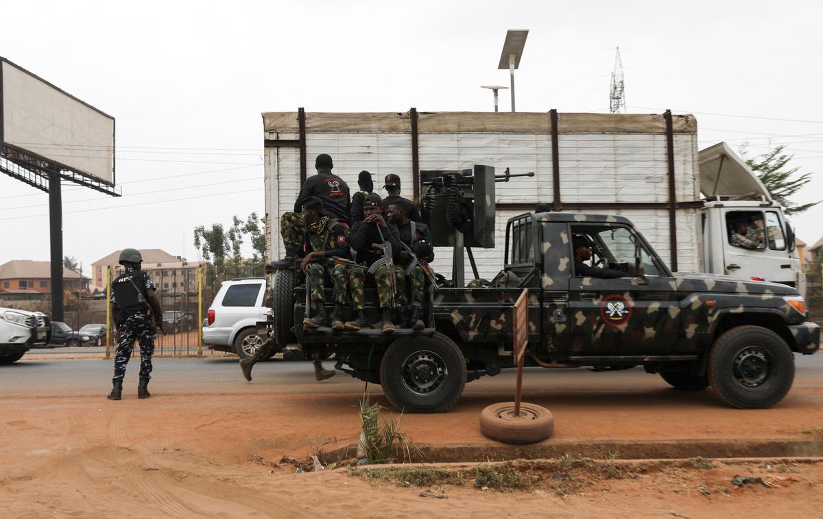 Nigerija, nigerijska vojska | Policija je sporočila, da so zaenkrat še neznanci napadalci med drugim tudi požigali hiše, avtomobile in motorje. | Foto Reuters