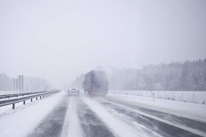 Ne pozabite, da se v snegu in vetru ne zmanjša samo oprijem, temveč tudi vidljivost. | Foto: Klemen Korenjak