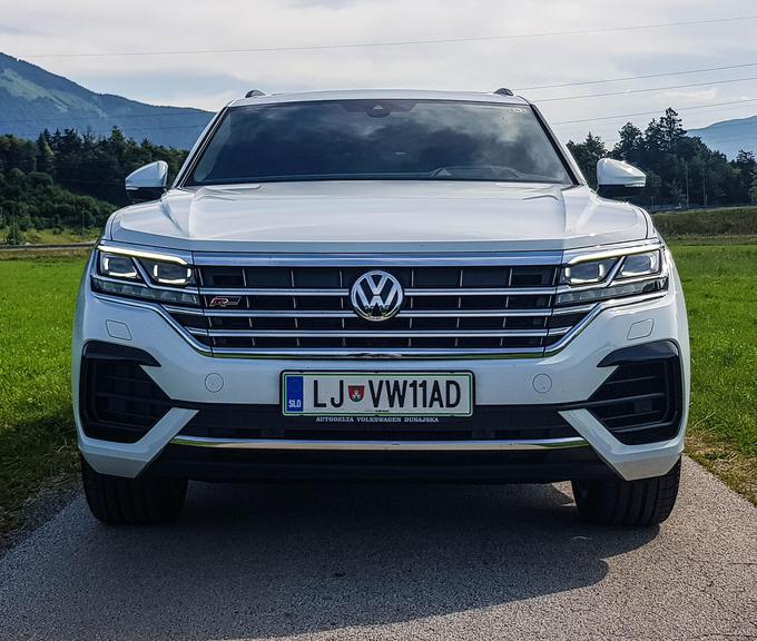 Volkswagen kot največji evropski avtomobilski proizvajalec se je trendu športnih terencev prepustil dokaj pozno. Danes pa njihova prodaja tudi zanje predstavlja že skoraj tretjinski delež. Osrednji so tiguan, T-roc, T-cross in kot največ touareg (na fotografiji). | Foto: Gašper Pirman