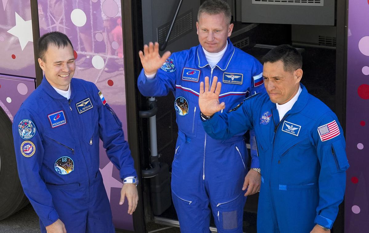 Sergej Prokopjev, Dmitrij Petelin in Frank Rubio | Od septembra letos so na Mednarodni vesoljski postaji ruska kozmonavta Sergej Prokopjev (na sredini) in Dmitrij Petelin (levo) ter ameriški astronavt Frank Rubio.  | Foto Guliverimage