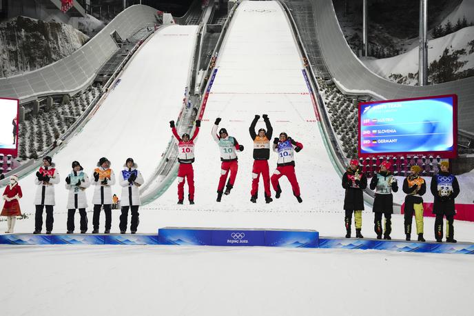 slovenski skakalci ekipna Peking | Slovenski skakalci so na ekipni tekmi na veliki skakalnici osvojili srebrno olimpijsko odličje.  | Foto Guliverimage