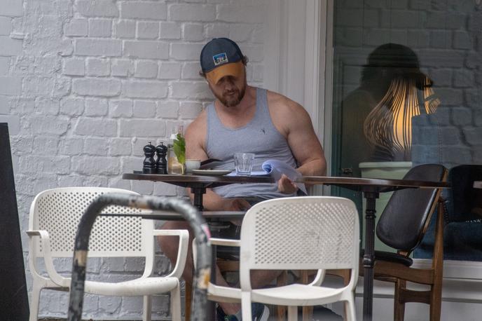 James McAvoy | Pred dvema tednoma si je tako igralec v Londonu privoščil odmor s kavo in si tudi takrat nadel enako kapo, kot jo je nosil nedavno na oddihu v Rovinju. | Foto Profimedia