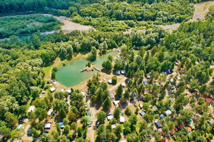 Kamp Menina | Posebnih ukrepov v kampu Menina za zdaj niso izvedli, če bi se razmere zaostrile, pa bodo z osebjem najprej poskrbeli za takojšnje obveščanje gostov kampa. | Foto Kamp Menina