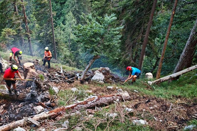 Požar na Komarči | Šlo je za talni požar, kakršen se širi pod podrastjem in po kraških pojavih, kjer lahko kljub gašenju z vodo tli dlje časa. | Foto Gorska reševalna služba Bohinj/Facebook