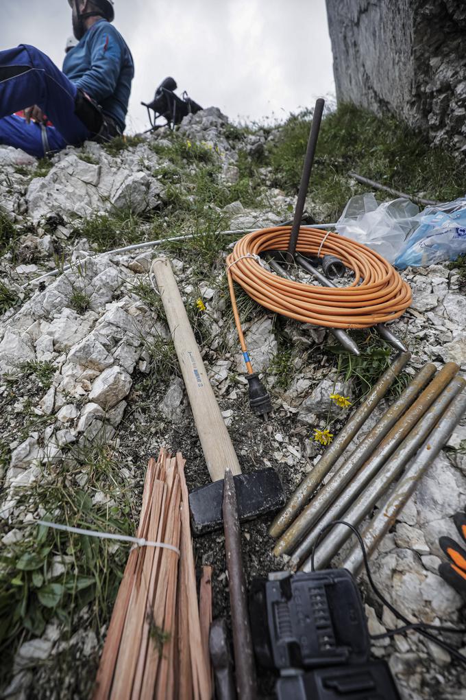 Za obnovo so potrebovali eno tono materiala in opreme, od tega 400 kg jeklenih varoval. | Foto: Mediaspeed