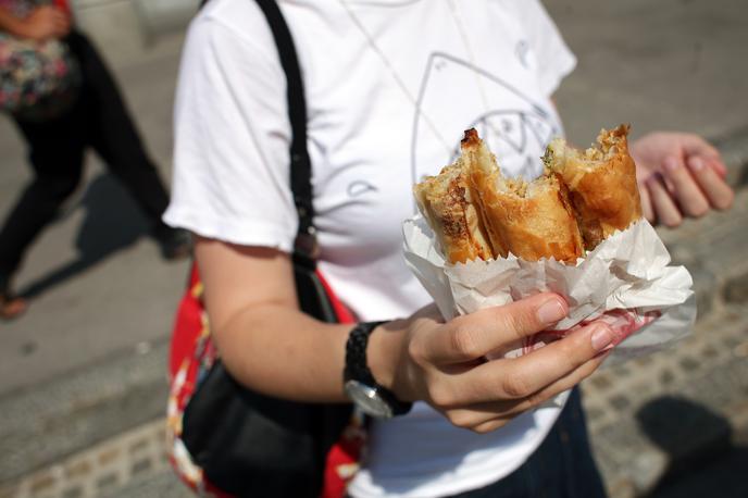 Kebab burek | "Bojkotirajmo nakupovanje kruha, bureka, peciva, krofov in drugih pekovskih izdelkov v pekarnah in trgovinah," pravijo dijaki.  | Foto Matjaž Rušt