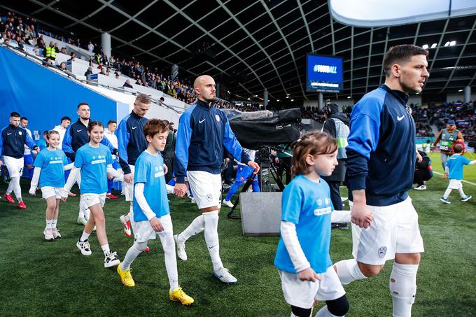 Levi bočni branilec Erik Janža, ki si že dolgo nogometni kruh služi na Poljskem, spada med najbolj izkušene slovenske reprezentante. | Foto: Aleš Fevžer