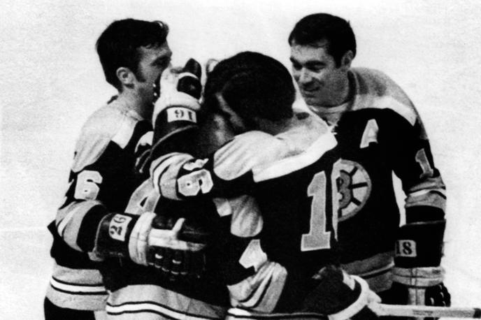 Boston Bruins 1968 | Danes nepredstavljiv prizor, leta 1968 pa je bilo igranje brez čelad v ligi NHL stalna praksa. | Foto Getty Images