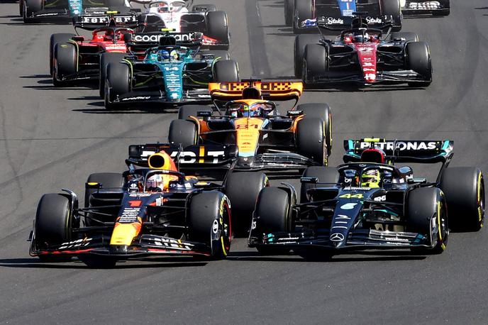 Hungaroring štart Lewis Hamilton Max Verstappen | Štart VN Madžarske. Verstappen je izkoristil notranjo linijo in prehitel Hamiltona. | Foto Reuters