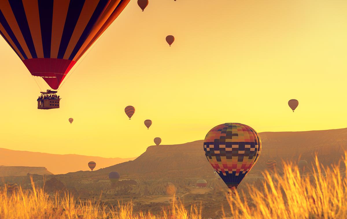 balon letenje potovanje | Izleti z balonom so priljubljena turistična atrakcija v Kapadokiji, ki je znana po starodavnih vaseh in skalnih formacijah, ki jih imenujejo tudi pravljični dimniki. (Fotografija je simbolična.) | Foto Thinkstock