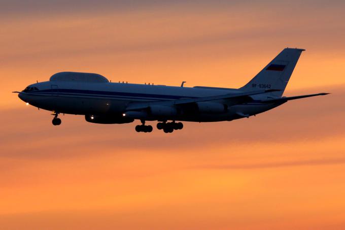 Iljušin Il-80 leti redko. Čeprav je bil v zraku prvič že leta 1985, so ga zahodni fotografi v objektive prvič ujeli šele sedem let pozneje. Tudi danes veliko večino časa preživi v letalskih bazah. To je seveda dobro - če bi ga morala Rusija dejansko uporabiti za to, čemur je namenjen, bi to pomenilo, da je svet zajela jedrska vojna vihra. | Foto: Reuters