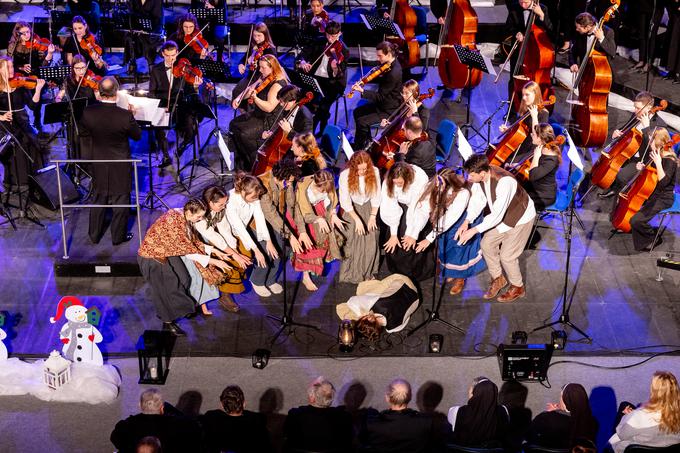 Pevci Ptičjega studia in Simfonični orkester Cantabile | Foto: Valter Leban