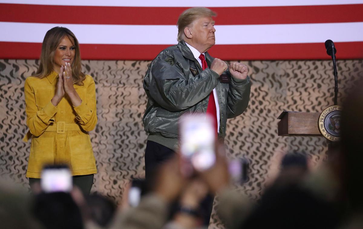 Donald Trump Irak Melania | Ameriške televizije poročajo, da je Trump v Iraku dejal, da okrog 5000 vojakov, ki so tam nameščeni za pomoč lokalnim silam v boju proti Islamski državi, ne bo umikal. | Foto Reuters