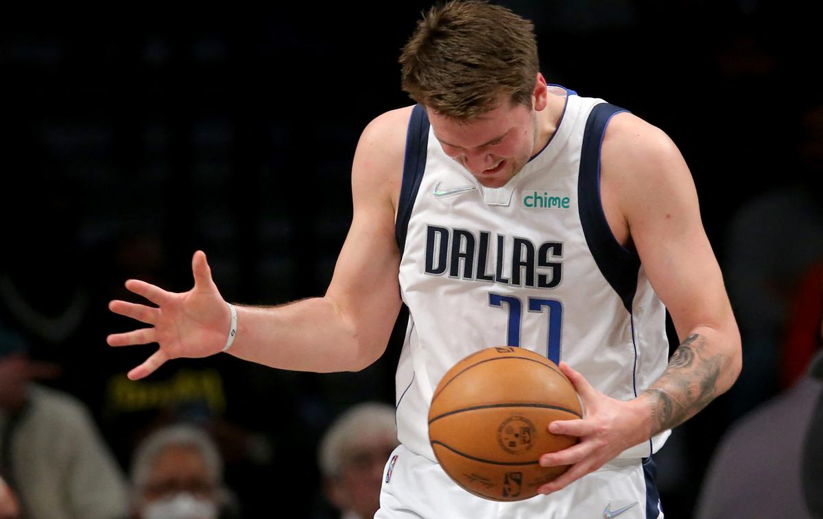 Luka Dončić | Luka Dončić si je poškodoval levo mečno mišico. Ni znano, kdaj bo spet lahko pomagal soigralcem. | Foto Reuters