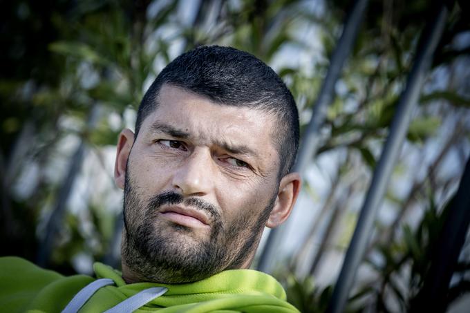 V karieri je v Sloveniji na stadionih izkusil kar nekaj prelepih kulis. ''Najlepše mi je bilo, ko smo z Olimpijo premagali Maribor trikrat v enem tednu, ko sem igral še z Robertom Prosinečkijem. Ali pa odprtje stadiona v Stožicah, ko smo s Koprom premagali Olimpijo. In pa odprtje prenovljene Bonifike v Kopru, ko smo se spet pomerili z Olimpijo,'' je obujal spomine legendarni branilec, ki je v 1. SNL zbral kar 275 nastopov.  | Foto: Ana Kovač