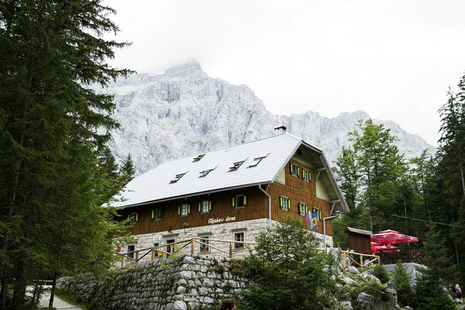 V javnem zavodu TNP glede tega pojasnjujejo, da podpirajo možnost parkiranja samo na peščenem parkirišču na koncu doline, in sicer do obstoječe zapornice, ki pelje proti Aljaževemu domu, čeprav tudi parkiranje na tem parkirišču še vedno ni pravnoformalno urejeno. | Foto: Ana Kovač