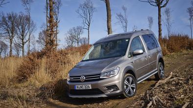 Volkswagen caddy alltrack – multipraktik je zavil na makadam