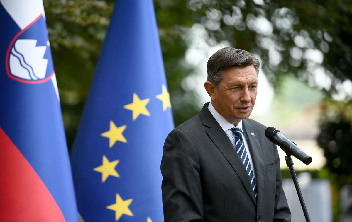 Borut Pahor jabolko navdiha | Predsednik republike je z zlatim redom za zasluge odlikoval kolesarja Tadeja Pogačarja in Primoža Rogliča ter plezalko Janjo Garnbret. | Foto STA