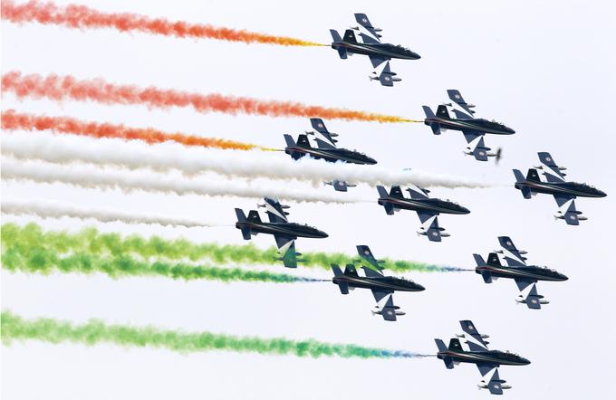 Frecce Tricolori so ena najbolj znanih letalskih akrobatskih skupin. Pred nekaj leti so gostovali tudi na letalskem mitingu v Mariboru. | Foto: Reuters