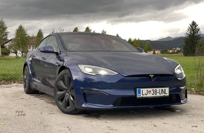 Tesla model S - poslovna “raketa” za avtoceste s skoraj 600 kilometri dosega