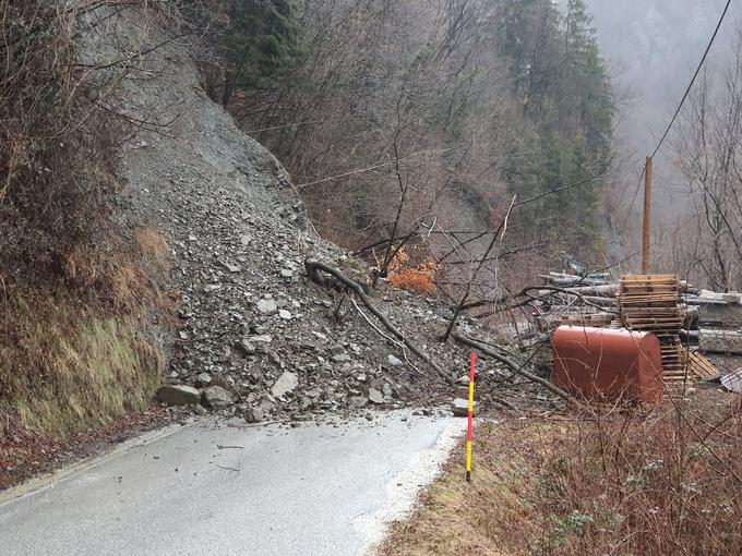 Zemeljski plaz, ki se je sprožil nad cesto Libušnje - Vrsno v občini Kobarid. Cesta je zaprta. | Foto: Občinski štab CZ Kobarid