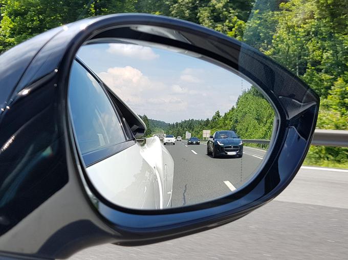 Tista podrobnost v BMW i8, ki podžge voznika, je zadnja reža med zgornjim in spodnjim delom stranske karoserije. | Foto: Metka Prezelj