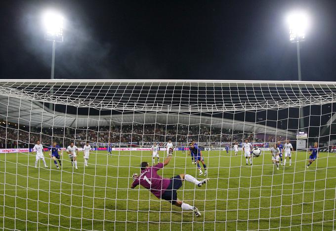 Tako je Darijo Srna z bele točke premagal Samirja Handanovića in leta 2008 na prijateljski tekmi v Mariboru izenačil na 2:2. | Foto: Reuters