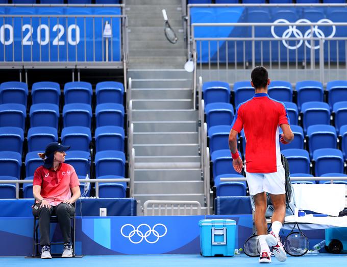 Đokovićev lopar je na začetku tretjega niza poletel proti tribunam. | Foto: Reuters