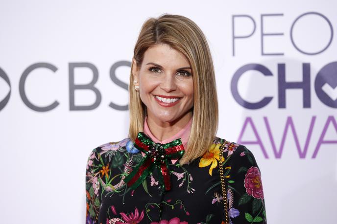 Lori Loughlin | Foto Teta Becky iz serije Polna hiša trenutno prestaja zaporno kazen.