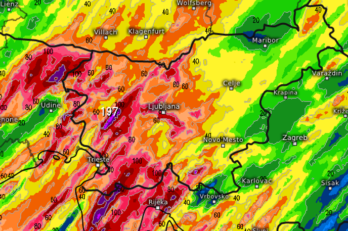 nevihte | Skupna količina padavin, ki naj bi padla od začetka do konca padavinskega dogodka, glede na enega izmed visokoločljivostnih meteoroloških modelov. Predvsem v zahodni Sloveniji lahko ponekod pade tudi več kot 150 litrov dežja. Drugod bodo količine predvidoma manjše, pade lahko od 20 do 90 litrov padavin na kvadratni meter. | Foto David Florjančič / Meteoinfo Slovenija