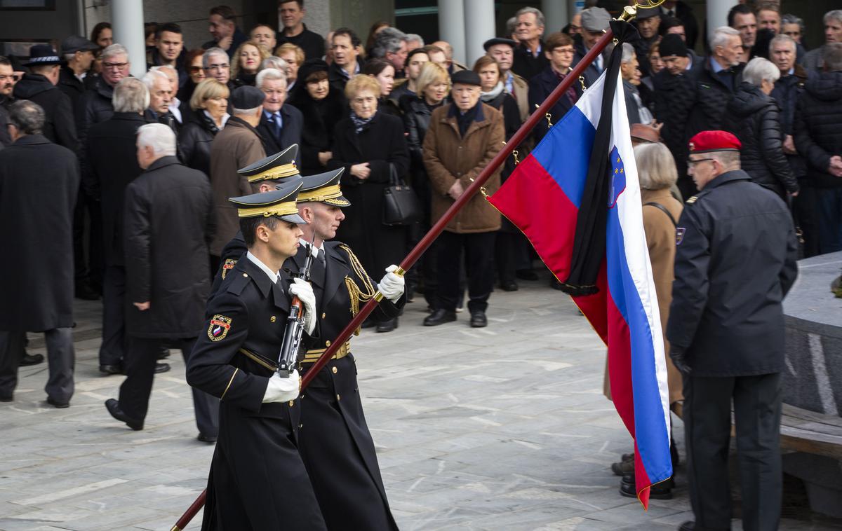 Pogreb slovenskega politika, pravnika in gospodarstvenika Janeza Zemljariča z vojaškimi častmi. | "Zloraba vojaških časti za poveličevanje šefa zločinske organizacije je nenazadnje tudi žalitev za Slovensko vojsko," menijo v SDS. | Foto Bojan Puhek