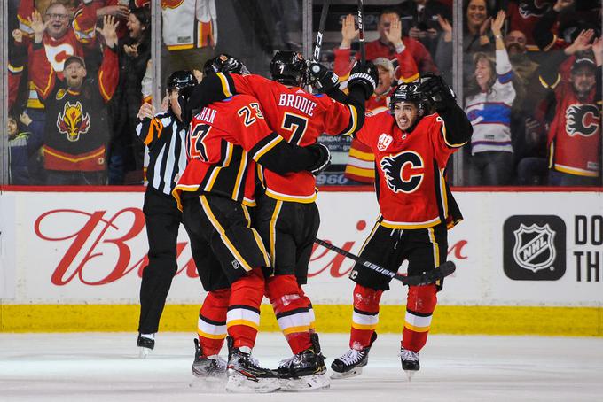 T. J. Brodie je odločil obračun v Calgaryju, kjer so domačini v podaljšku s 3:2 premagali Columbus. | Foto: Getty Images