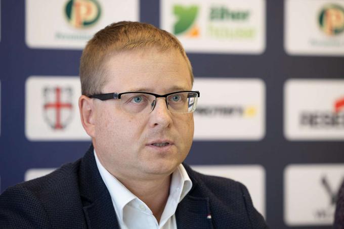 Aleš Petejan, predstavnik Mastercarda, poudarja, da se lahko v Planico pripeljete s pomočjo car-sharinga SharePlanica.si in s tem poskrbite za zmanjšanja količine izpustov CO2. | Foto: Katja Kodba/STA